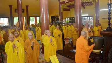 Chư Tăng khu vực trung tâm TP.Đà Nẵng Bố-tát tại trường hạ chùa Phổ Đà (P.Hòa Cường) - Ảnh: Quảng Không
