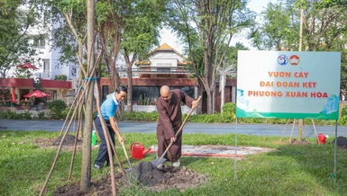 Ông Nguyễn Đình Phát, Phó Bí thư Thường trực Đảng ủy P.Xuân Hòa và Đại đức Thích Quảng Hậu, Phó Trị sự Báo Giác Ngộ trồng cây xanh tại Công viên Phan Đình Phùng - Ảnh: Nguyên Tài/BGN