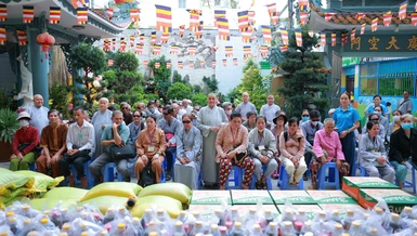 Quang cảnh buổi tặng quà đến người khiếm thị và các hộ gia đình có hoàn cảnh khó khăn trên địa bàn, tại Ni viện Phước Long (TP.HCM)