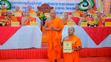 Hòa thượng Danh Đổng trao quyết định bổ nhiệm trụ trì chùa Tổng Quản đến Đại đức Trương Văn Tuấn