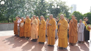 Chư tôn đức Ban Trị sự GHPGVN tỉnh Thái Nguyên dâng hương tại Đài tưởng niệm các anh hùng liệt sĩ 