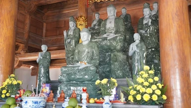 Hệ thống tôn tượng Đức Phật, Bồ-tát an vị tại chánh điện chùa Thuyền Chài