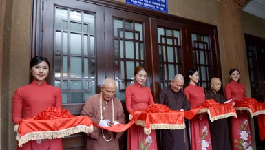 Chư tôn đức Hội đồng Điều hành Học viện Phật giáo VN tại TP.HCM cắt băng khai trương Phòng Nghiên cứu Sau Đại học - Ảnh: Bảo Toàn/BGN
