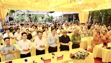 Chư tôn đức, đại biểu thắp hương tưởng niệm các anh hùng liệt sĩ, đồng bào tử nạn tại chùa Khai Trung (tỉnh Ninh Bình)