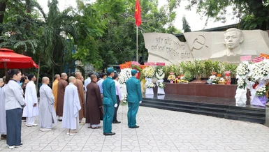 Tưởng niệm trước tượng đài cố Tổng Bí thư Trần Phú tại Công viên Lê Thị Riêng