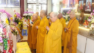 Chư tôn đức thắp hương tưởng niệm Giác linh Ni trưởng Thích nữ Tắc Thinh