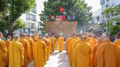 Chư Tăng chùa Vĩnh Nghiêm thực hiện Lễ dâng hương, tưởng niệm các anh hùng liệt sĩ tại đài tưởng niệm phường Xuân Hòa, TP.HCM - Ảnh: Nguyên Tài/BGN