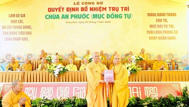 Thượng tọa Thích Thiện Quý trao quyết định bổ nhiệm trụ trì chùa An Phước đến Hòa thượng Thích Hiển Chơn