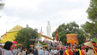 Hàng nghìn Phật tử và du khách thập phương tham dự Lễ hội Quán Thế Âm tại cố đô Huế