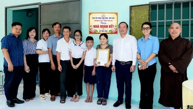 Chùa Thái Sơn (Núi Cậu), chính quyền xã Dầu Tiếng trao nhà Đại đoàn kết đến gia đình bà Phạm Thị Thùy Trang
