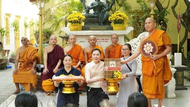 Bà Vonekham Cheuangmanivong, Tổng Lãnh sự nước Lào tại Đà Nẵng dâng y đến chư Tăng chùa Tam Bảo