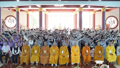 Hơn 400 tu sinh chụp ảnh lưu niệm cùng chư tôn đức trong Khóa sinh hoạt Phật pháp mùa hè tại chùa Phước Minh