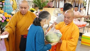 Thượng tọa Thích Từ Trí, viện chủ chùa Giác Tánh trao quà đến người khiếm thị có hoàn cảnh khó khăn