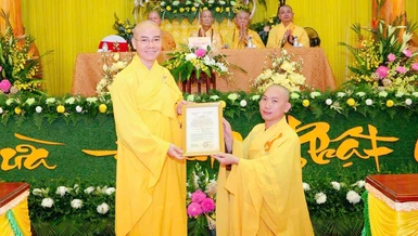 Thượng tọa Thích Thông Đạo trao quyết định bổ nhiệm trụ trì Thanh Phước đến Đại đức Thích Pháp Nguyên