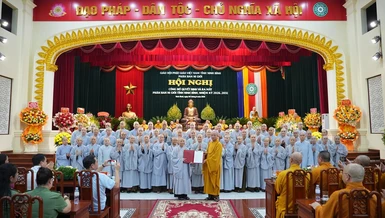 Hòa thượng Thích Quảng Hà, Trưởng ban Trị sự GHPGVN tỉnh Ninh Bình trao quyết định chuẩn y nhân sự Phân ban Ni giới tỉnh, nhiệm kỳ 2026-2031