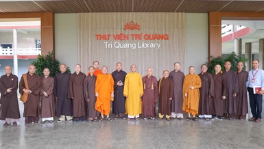 Chư tôn đức khảo sát Thư viện Trí Quảng trong khuôn viên Học viện Phật giáo VN tại TP.HCM - Ảnh: Nguyên Tài/BGN