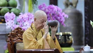 Đại lão Hòa thượng Viện trưởng thọ trai cùng đại chúng trong khóa tu Ngày an lạc kỳ 3 ở Học viện Phật giáo VN tại TP.HCM - Ảnh: Nhân Hòa