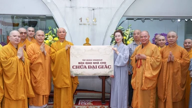Đại diện Tập đoàn Vingroup trao bảng hiến cúng, bàn giao căn nhà cho chùa Đại Giác (phường Phú Nhuận, TP.HCM) - Ảnh: Nguyên Tài/BGN