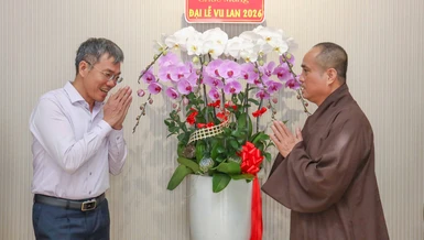 Thượng tá Phạm Khắc Nguyên chúc mừng Đại lễ Vu lan - Báo hiếu đến Thượng tọa Thích Tâm Hải - Ảnh: Nguyên Tài/BGN 