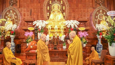 Nhị vị Hòa thượng tác pháp đối thú Tự tứ - Ảnh: Nguyên Tài/BGN