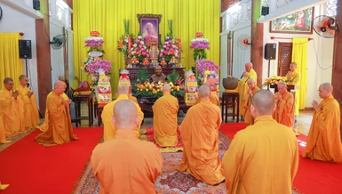 Trưởng lão Hòa thượng Chủ tịch Hội đồng Trị sự và phái đoàn cung kính trước Giác linh đài Trưởng lão Hòa thượng Thích Minh Châu - Ảnh: Nguyên Tài/BGN