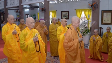 Đức Pháp chủ GHPGVN cùng chư vị Trưởng lão dâng hương tưởng niệm húy nhật Trưởng lão Hòa Thượng Thích Minh Châu - Ảnh: Bảo Toàn/BGN