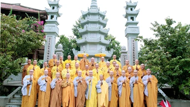 Chư tôn đức tông môn Hòa An lưu niệm tại bảo tháp Hòa thượng Thích Từ Ý trong khuôn viên tổ đình Hòa An (TP.Đà Nẵng)