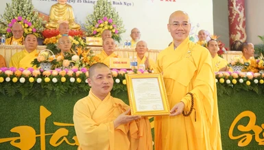 Thượng tọa Thích Thông Đạo trao quyết định bổ nhiệm trụ trì chùa Nam Thọ đến Đại đức Thích Chúc Bình