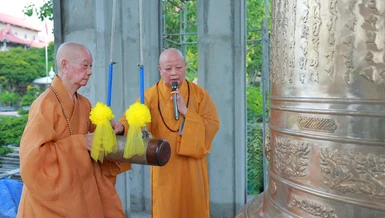 Đức Pháp chủ đánh tiếng chuông đầu tiên trong Lễ khai đại hồng chung tại chùa Thanh Tâm - Ảnh: Trung Thắng/BGN