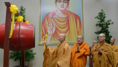 Đại lão Hòa thượng Viện trưởng khởi hồi trống tổng khai giảng năm học mới 2026-2027 - Ảnh: Bảo Toàn/BGN