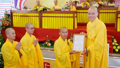 Thượng tọa Thích Thông Đạo trao quyết định bổ nhiệm trụ trì chùa Giác Sư đến Đại đức Thích Thông Niệm