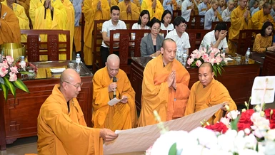 Thượng tọa Thích Tục Hạnh, đại diện các hành giả an cư tại hạ trường chùa Nam Hải dâng lời tác bạch tạ pháp