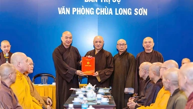 Thượng tọa Thích Phước Nguyên trao quyết định của Ban Thường trực Hội đồng Trị sự về việc công cử Hòa thượng Thích Huệ Thông tham gia Ban Trị sự GHPGVN tỉnh Khánh Hòa nhiệm kỳ I (2026-2031)