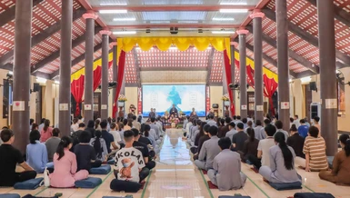 Các bạn trẻ lắng nghe pháp thoại từ Đại đức Thích Tâm Hòa
