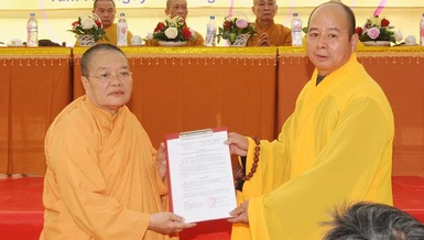 Đại đức Thích Viên Trừng - Phó Trưởng ban kiêm Chánh Thư ký Ban Trị sự GHPGVN tỉnh Quảng Nam trao quyết định thành lập tịnh xá Ngọc Phú