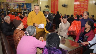 Thượng tọa Thích Quảng Minh trao quà cho bà con nghèo ở huyện Tiên Lãng