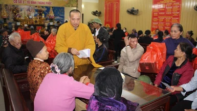 Thượng tọa Thích Quảng Minh trao quà cho bà con nghèo ở huyện Tiên Lãng