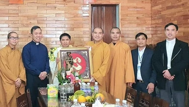 Đoàn Phật giáo huyện Yên Thành thăm và chúc tết Linh mục chánh xứ Lâm Xuyên