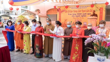 Chư tôn đức cắt băng khai mạc phiên chợ 0 đồng