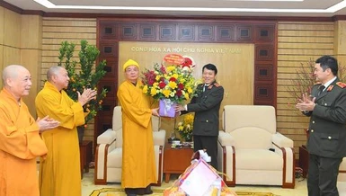 Hòa thượng Thích Thanh Nhiễu - Phó Chủ tịch Thường trực Hội đồng Trị sự GHPGVN tặng hoa chúc mừng Bộ Công an nhân dịp năm mới