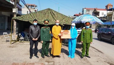 Thượng tọa Thích Nguyên Thành tặng quà Tết cho cán bộ, chiến sĩ tuyến đầu chống dịch Covid-19 ở tỉnh Thái Nguyên
