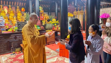 Phật tử về chùa Chí Linh (huyện Yên Thành ) lễ Phật và nhận lộc đầu năm