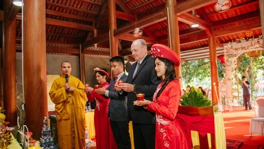 Cô dâu chú rể thực hiện nghi lễ dâng hương, bạch Phật