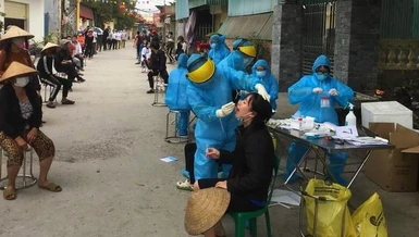 Người dân thôn Lôi Động, xã Hoàng Động, huyện Thủy Nguyên được lấy mẫu xét nghiệm sàng lọc Covid-19, sáng 22-2. Ảnh: CTV