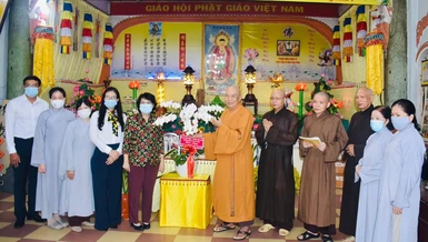 Chủ tịch Ủy ban MTTQVN Tô Thị Bích Châu và phái đoàn thăm, chúc mừng phòng khám và chữa bệnh cho người nghèo tại chùa Vạn Thọ