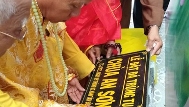 Chư tôn đức đặt đá trùng tu chùa An Sơn 