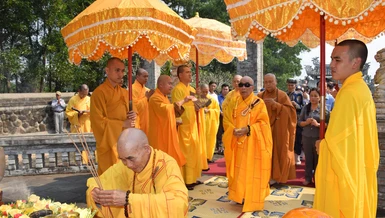 Chư tôn đức niêm hương, nhiễu tháp Tổ