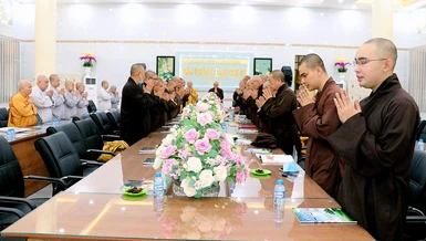 Chư tôn đức Tăng Ni niệm Phật cầu gia hộ trước phiên họp