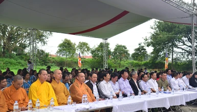 Chư tôn đức Tăng, chính quyền, mạnh thường quân và bà con Phật tử trong buổi lễ trồng cây chương trình "Chùa xanh"