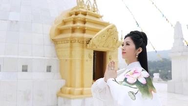 Ca sĩ Phương Nga trong MV "Quan Âm Mẹ từ bi"